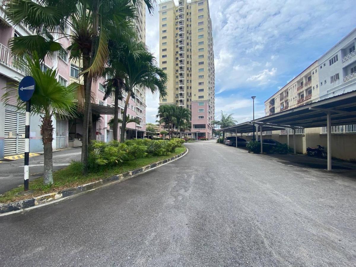 Homestay Juta Mines Seri Kembangan Balakong Serdang Lama Eksteriør bilde